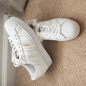 EUC Women's Adidas superstar platform fits an 8.5